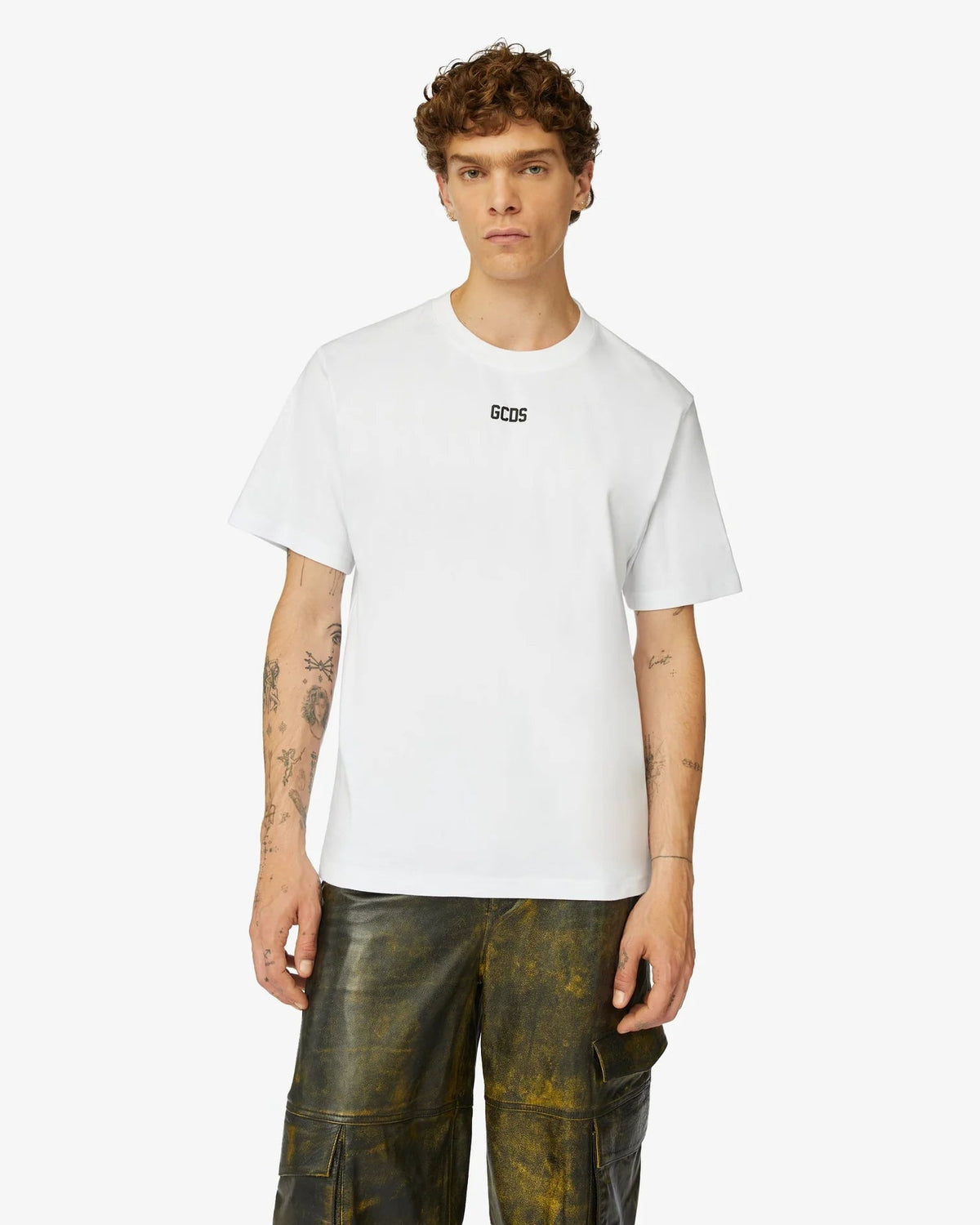 Camiseta de hombre GCDS A1OM2312JA4 01 – Estilo icónico y corte moderno